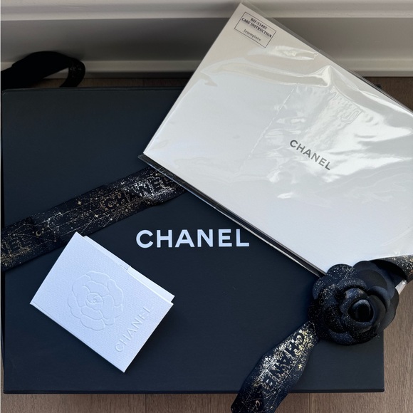 Lambskin Quilted Medium Chanel 19 Bag in Beige - Picture 4 of 14